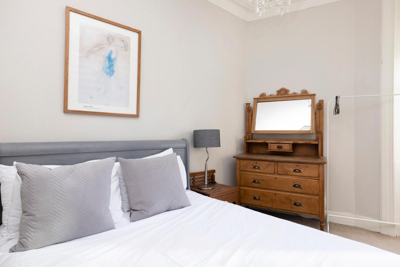 Joivy Old Town 1-Bed Apartment With Stunning Views Edinburgh Dış mekan fotoğraf